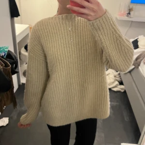 Stickad tröja - Beige stickad tröja från zara. Jätte bra skick. Frakt tillkommer 