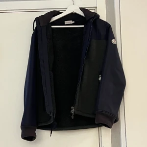 Moncler jacka - Moncler jacka Storlek: L Cond: 7-8/10 Finns kvitto. PM vid fler frågor.