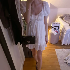 VACKRASTE klänningen 🤍 - Säljer nu den vackraste klänningen EVER.  Aldrig använd, endast testad, alla lappar kvar. Köpt i LA.   Studentklänning, fest, middag eller till vardags? Den passar alla sommarens aktiviteter🤍🥰 Klänningen har inbyggd kjol - perfekt för studenten!🤍