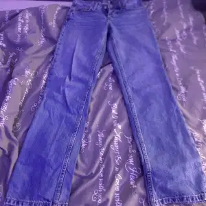 Jag säljer ett par jeans från lager 157. Har använd 2-3 ggr , jag säljer de för dom är för små på mig,det är en knapp som är sönder men inte nånting som man märker om man knäpper alla.  Dom är i strk xs,xxs❤️