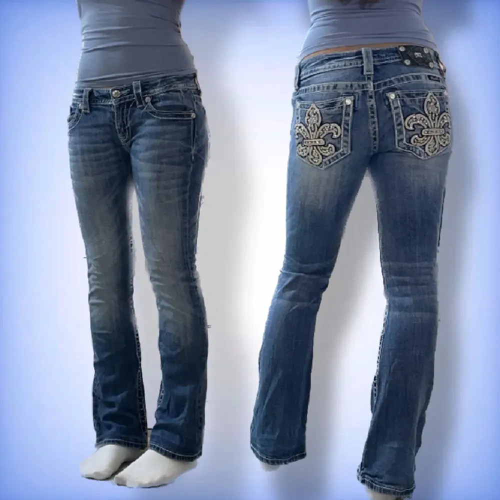 säljer dessa superfina jeans. de har inga defekter och är i superbra skick. priset kan diskuteras vid snabb affär💓(lånade bilder av förra ägaren).. Jeans & Byxor.