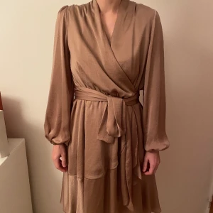 Klänning - Använd 1 gång. Nyskick