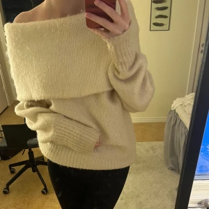 Off shoulder tröja!  - Super fin off shoulder tröja från H&M!🥰 Super skön och fin som passar till många olika outfits!🥰 Skulle säga att den är krämvit!🥰
