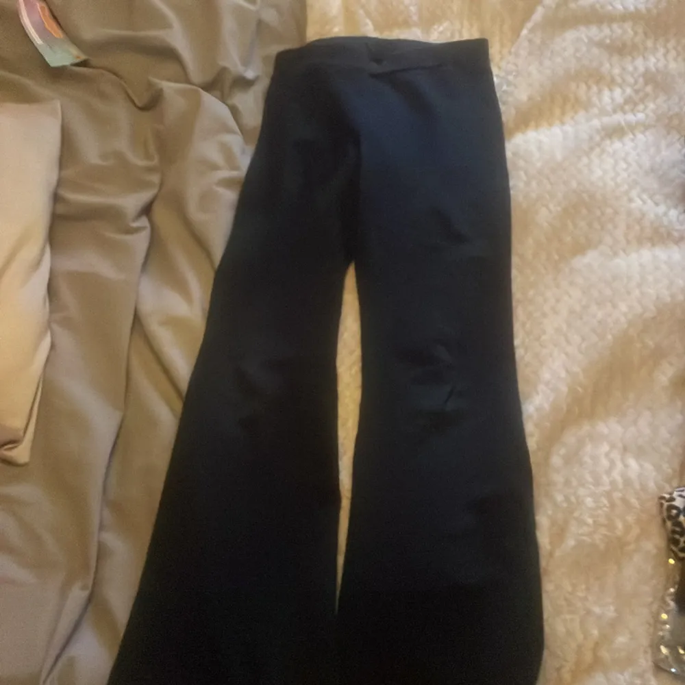 Nu säljer jag dessa byxor som är väldigt sköna och vida nere i kanterna om man gillar det.❤️. Jeans & Byxor.
