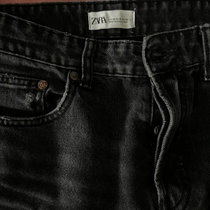 Zara jeans straigh - Modell tall, storlek 40 men passar en 38 då de är små i storlek 