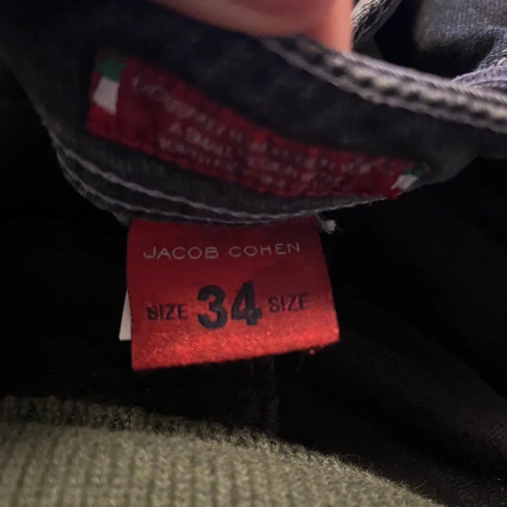 Säljer dessa mörkgråa slim jeans från Jacob Cohën i storlek 34 men passar mer som 32-33. Jeansen är i bra skick nästan som nya. Skriv om du har några frågor. Priset kan diskuteras vid snabb affär.. Jeans & Byxor.