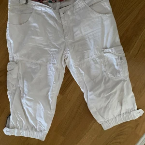 Jords, cargo - Skit söta cargo jords! Knappt använda då det inte är min stil! Pris kan diskuteras! Vet ej storleken men jag har s/M och de sitter bra på mig! 