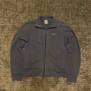 Vintage Nike tröja high neck - Riktigt snygg vintage Nike tröja high neck. Har tappat lite färg pga tvätt men annars är den helt utan defekter    Storlek L på etiketten men passar bättre som ”M” 