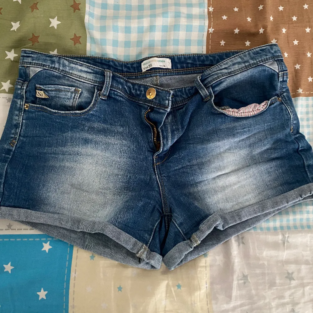 KLICKA INTE PÅ KÖP NU!!⚠️ Säljer ett par jätte söta lågmidjade jeans shorts som är perfekt till sommaren!💕Jag skulle säga att de kan passa 36-38 och de har fungerande fickor!😱 Priset kan diskuteras💞 skriv om ni vill ha bilder eller har frågor😽😽💕. Shorts.