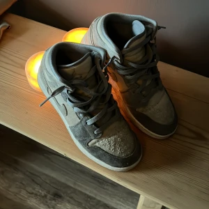 Nike air Jordan 1 - Säljer mina Nike Jordan 1s i storleken 38 för dom är för små. Helt okej skick. Köptes för 2100kr.