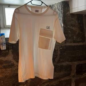 Cp company t-shirt helt ny med lapparna kvar, då den inte kommer till någon användning.