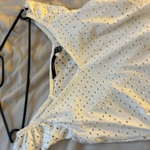 jättesöt topp - helt oanvänd vit topp från veromoda i storlek xs men passar s. 💞