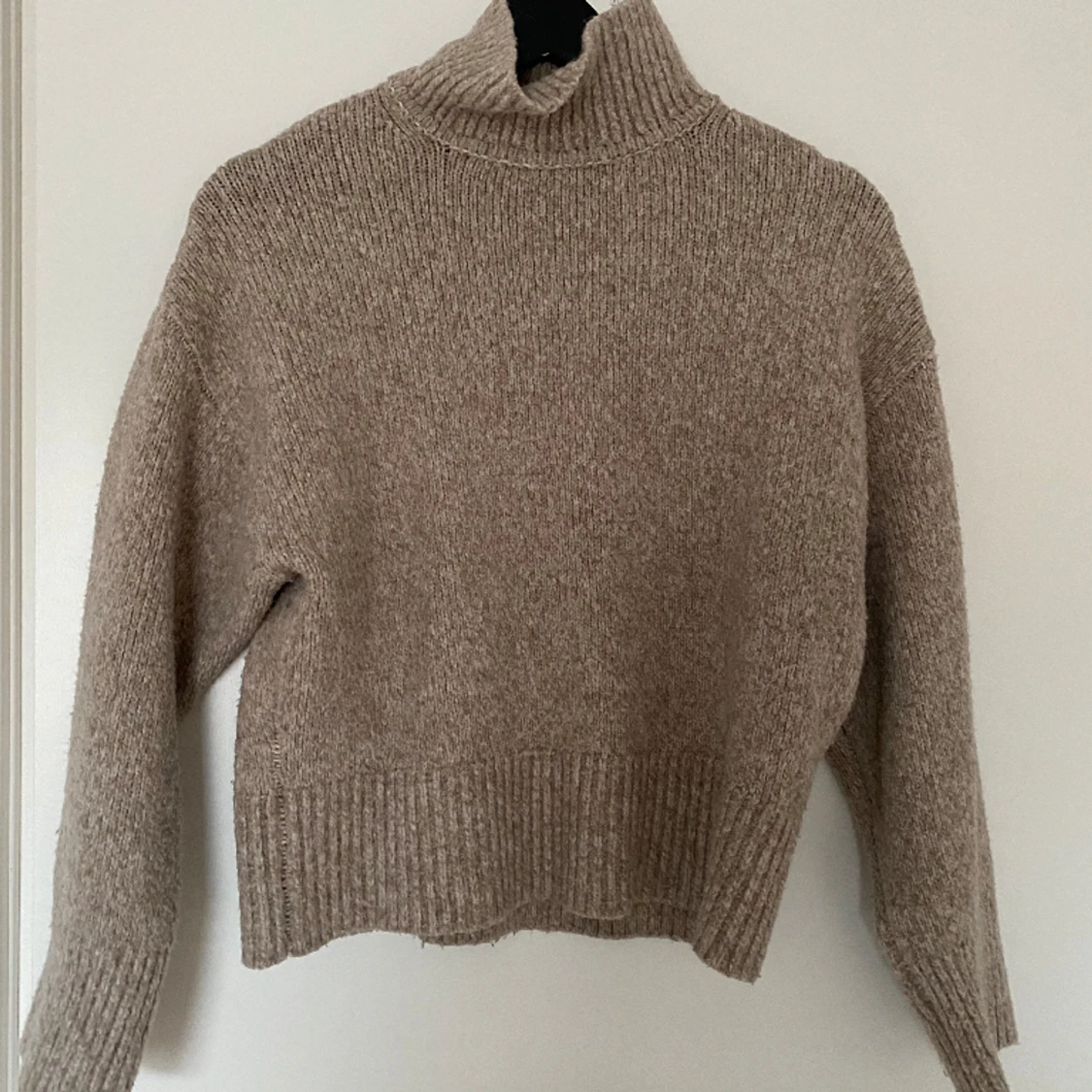 Stickad tröja med polokrage