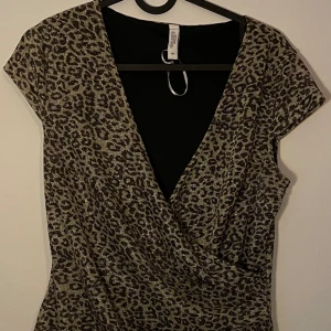 Klänning  - Aldrig använt. Köpte för några år sedan men bara legat i garderob. Tycker den är snygg men bara inte kommit till användning. Glittar väldigt fint.