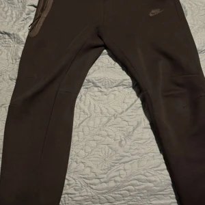 Nike tech byxor - Nya bra skick
