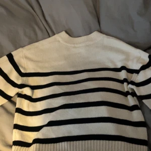 Stickad randig tröja  - Vit och svart randig stickad tröja 