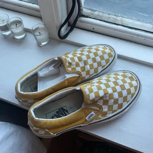 Vans  - Ett par coola checkered vans i strl 39. Tecken på användning men väl omhändertagna! 250kr + frakt men priset kan diskuteras🤍