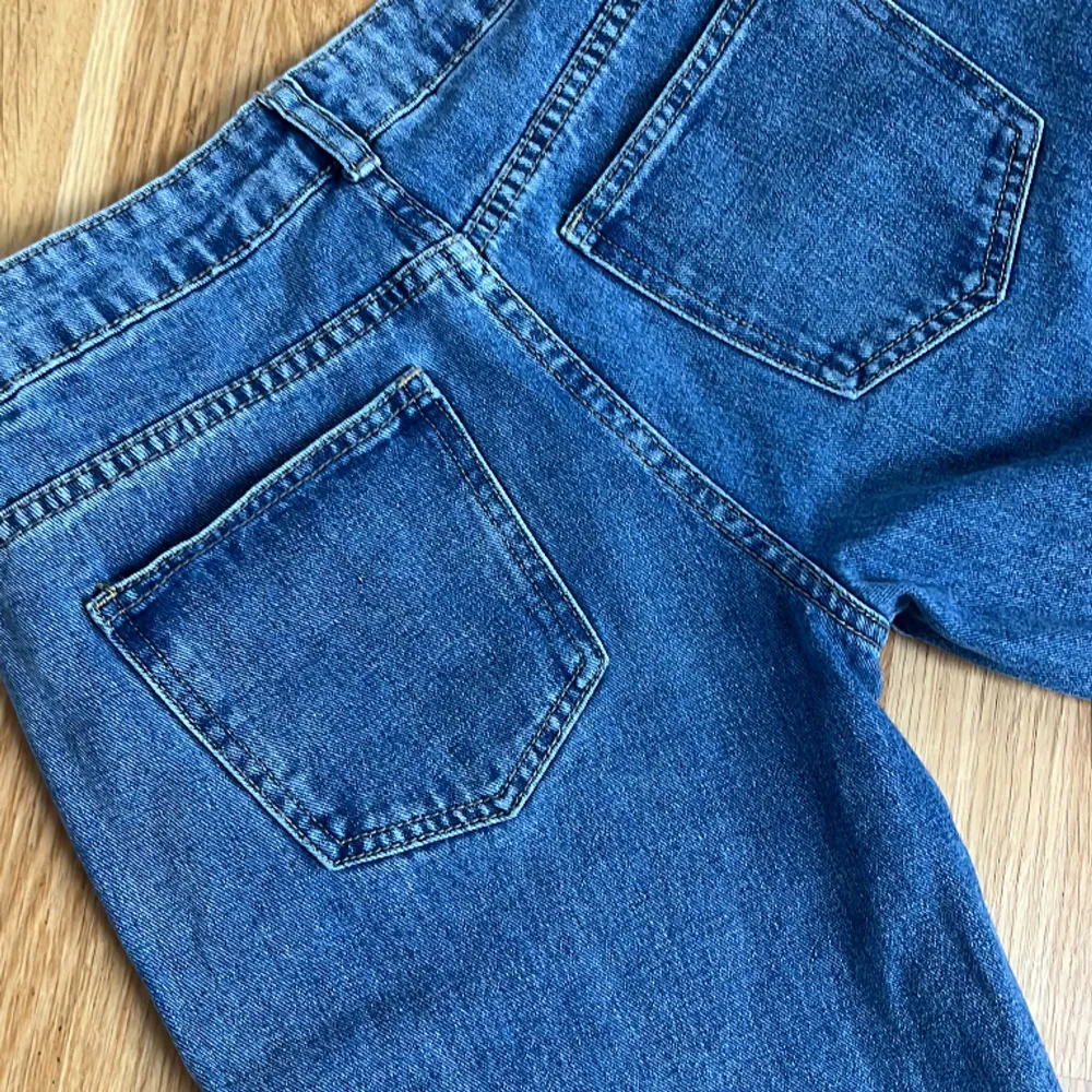 Jättefina lågmidjade blå baggy jeans. Aldrig använda. Nytt skick. Jeans & Byxor.