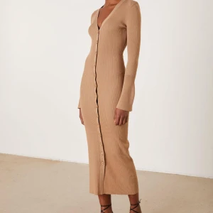 Adoore klänning  - Jättefin adooreklänning i beige!🤎👜 Storlek 36