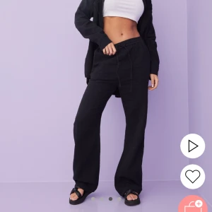 Linnebyxor nelly - Slutsålda linnebyxor från nelly , Hon på bilden har storlek 34 och är 170 cm lång 🖤 Dom jag har är i storlek 36 🖤