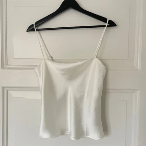 Satin topp - Vit satin topp, strl S.