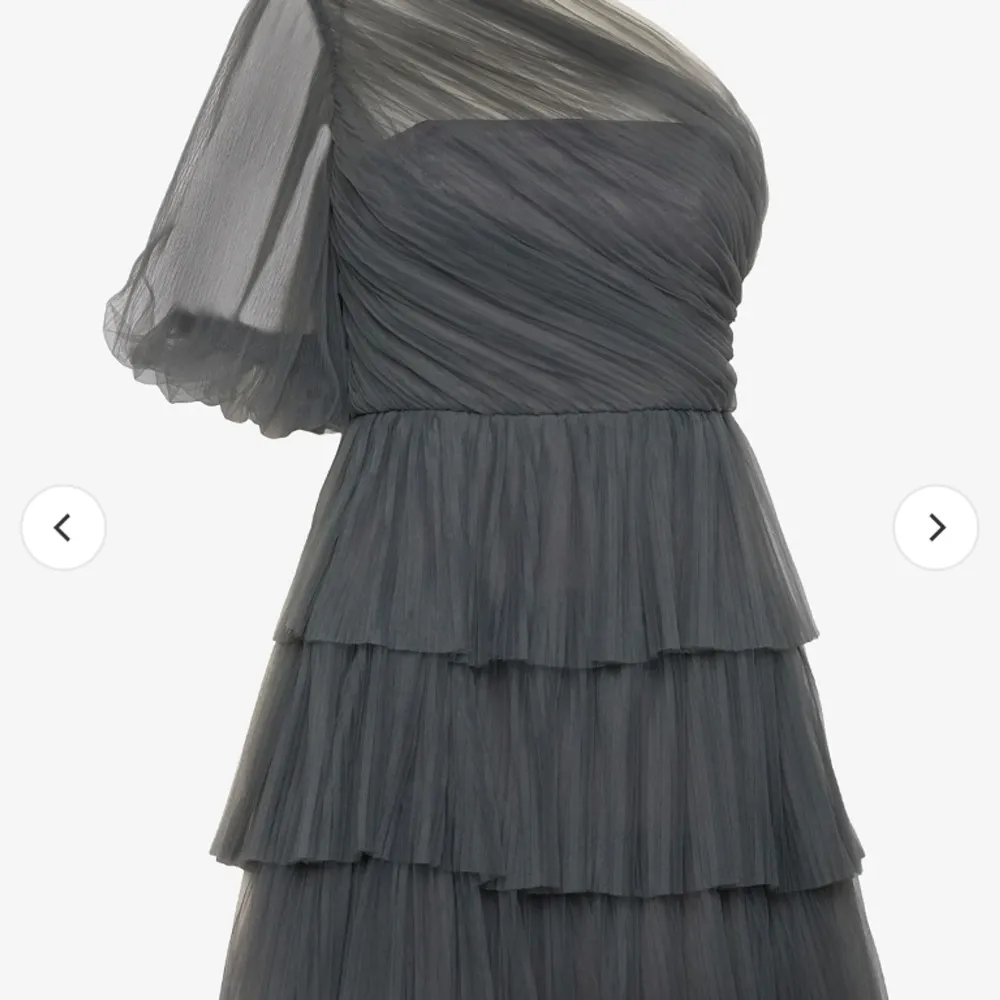 Säljer en jättefin by Malina klänning ”constance” grå i stl xs. Nyskick och har lappen kvar, kommer med tillhörande galge och klädpåse. Nypris 3500kr. Klänningar.