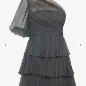Säljer en jättefin by Malina klänning ”constance” grå i stl xs. Nyskick och har lappen kvar, kommer med tillhörande galge och klädpåse. Nypris 3500kr