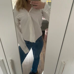 Vit skjorta - Säljer denna snygga vita skjorta från märket Gant. Använd fåtal gånger så i fint skick.💕Skjortan är i storlek 44 men mycket liten i storleken så passar mig som brukar ha 36/34💖