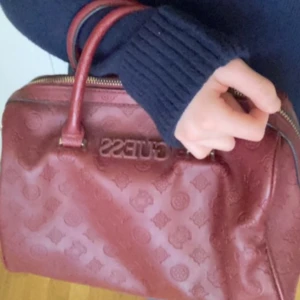 Guess väska - Säljer den har guess väskan för jag har inte andvänt den mycket