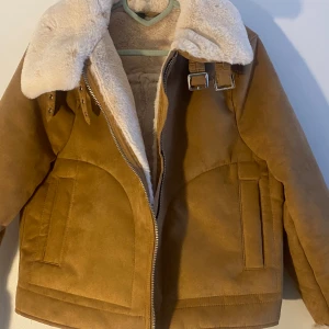 Jacka - Höst jacka, päls inne i jacka och ”mocka” utanpå.