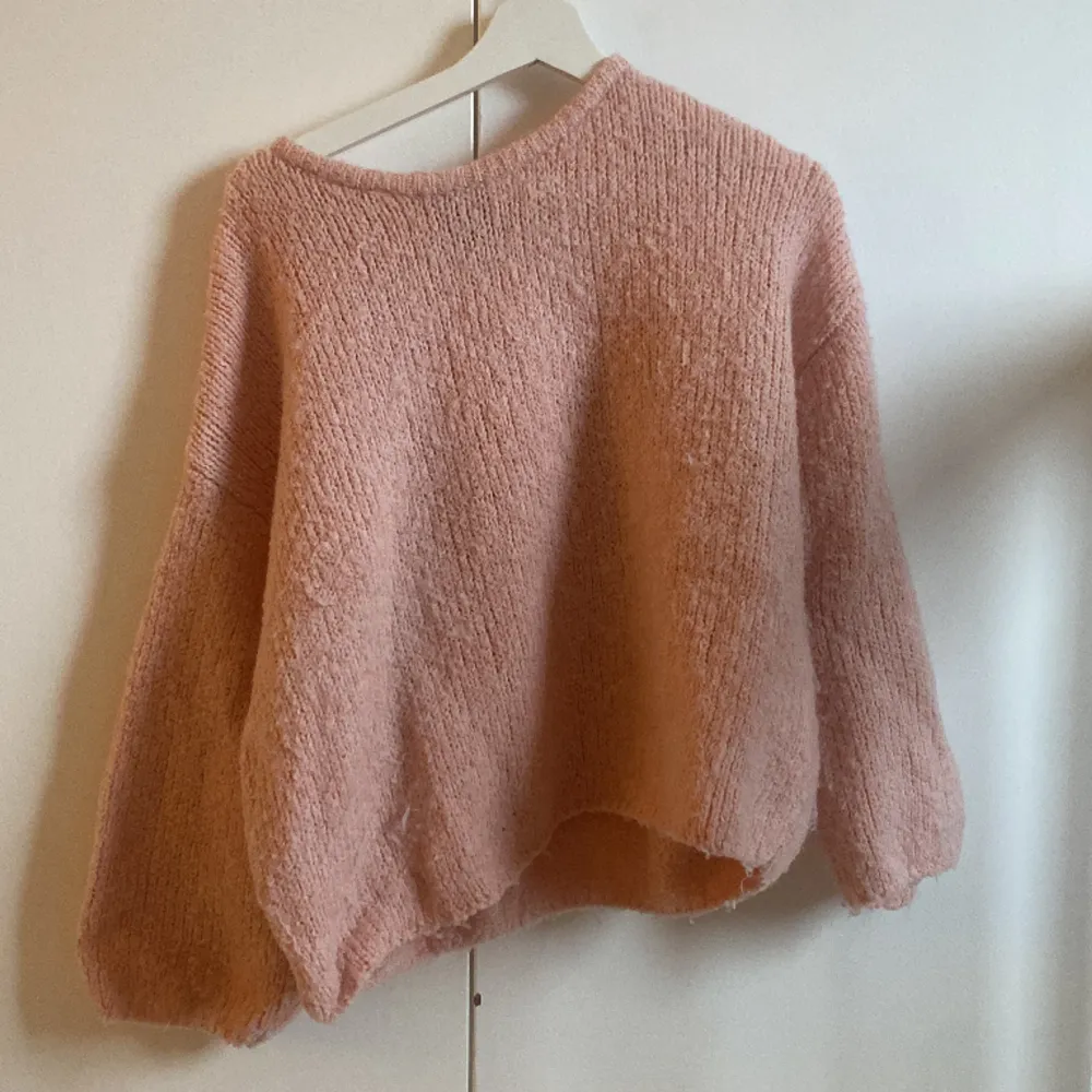 Jätte fin stickad tröja från Lindex som är rosa säljer pågrund av att de inte riktigt är min stil längre🫶💕. Stickat.