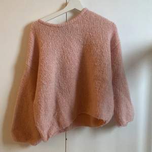 Jätte fin stickad tröja från Lindex som är rosa säljer pågrund av att de inte riktigt är min stil längre🫶💕