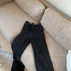 Levis high loose jeans  - Levis raka jeans som numera inte säljs och sitter som en SMÄCK Storlek 25x32. Köptes för 1200kr  Säljer för 600kr  Använda ett fåtal gånger Kan mötas i Västerås eller Eskilstuna och skicka mot fraktkostnad!