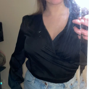 Svart tröja  - Bra skick  Funkar för S och M  Dragkedja åt höger sida av tröjan  