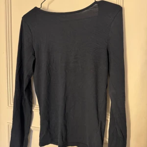 Tröja - Säljer en långärmad tröja med öppen rygg från lager 157 för kommer ej till användning. 