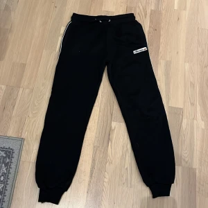 Ellesse mjukisbyxor  - Svarta mjukisbyxor från Ellesse i storlek junior L (152-158). I nyskick.