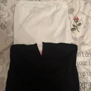 Toppar - En svart & en vit topp från Gina. Använda några gånger förra sommaren! Fint skick, storlek Xs & S men passar båda storlekarna. 60 kr st eller 100kr för båda💗