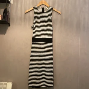 Klänning  - Randig tajt klänning med öppen del i ryggen från H&M, storlek S