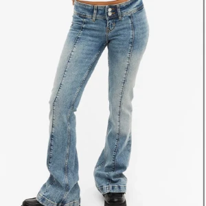 Lågmidjade jeans  - Så snygga lågmidjade jeans ifrån monki, lite slitna längst ner på benen men annars i nyskick💓