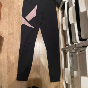 Träningsbyxor  - Byxorna är välanvända men inga hål eller så, man kan se slitningar på X 