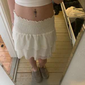 säljer denna super snygga volang kjol från chelsea köpt på Zalando för 450kr💕💕 storlek XS men stretchiga i midjan så skulle säga att nån som har M också kan ha den🙌
