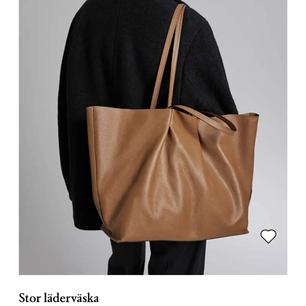 Söker denna slutsålda väska från &other stories om någon har den och skulle vilja sälja. Stor läderväska ord pris 1400kr. Väskor.