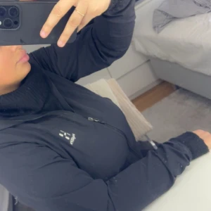 Haglöfs Jacka dam - Säljer nu min haglöfs jacka som är köpt på XXL. Jackan är i nyskick, knappt använd alls. Storleken passar även en S som vill ha något under! Skriv gärna privat för fler bilder. Nypris 2000kr. Köparen står för frakten  🤍