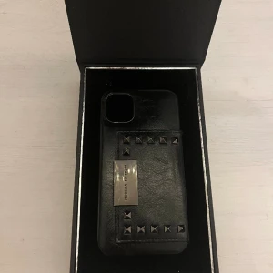 Mobilskal - Säljer mitt superfina iPhone 11 skal från ideal of sweden i nyskick! Skalet har även en korthållare. Nypris 699! Pris kan diskuteras vid snabb affär