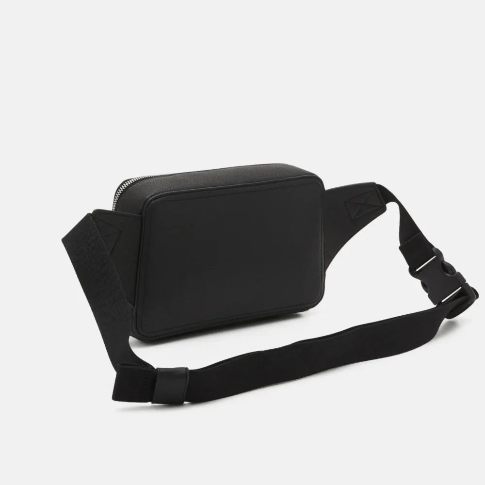 Snygg axelväska/waistbag från Calvin Klein. Knappt använd, nypris 899kr. Mått: H14cm, L21cm & B7cm. Väskor.