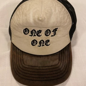 One of one - Säljer one of one keps! Väldigt använd men riktigt snygg! Skriv vid funderingar!