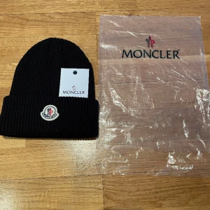 Moncler mössa - Säljer min moncler mössa pris :400 har aldrig använt den priset kan diskuteras vid snabb affär Tveka inte på att ställa frågor vid funderingar 