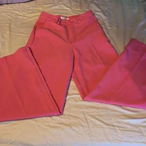 Ett par superfina rosa kostym byxor som aldrig är andvönda men tyvärr köpt i fel storlek:(!