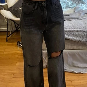 Svarta jeans - Säljer dessa då de ej passade mig och inte kommer till användning. De är endast testade och köpta från shein. (Lånade bilder)