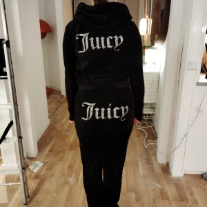 Juicy couture set - Ett sätt juicy counture byxorna är i stort led xs och tröjan är i stortlek M men den passar storleken S on ni vi ha mer bilder eller fråga något så är det bara att skriva